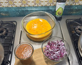 Foto del paso 1 de la receta: *Huevos Rancheros en Salsa Chipotlada con Cebolla Morada*