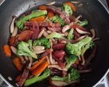 Hình bước làm 2 của món Lạp vịt xào la gim