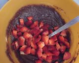 Foto del passaggio 2 della ricetta Torta al cioccolato con fragole e arance caramellate