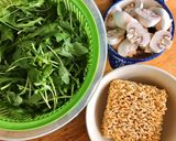 Hình bước làm 1 của món Mì Gói Nấu Tôm & Nấm Ăn Liền 10 Phút