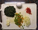 Foto del paso 1 de la receta: Espinaca salteada con vegetales y huevo