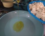 Foto del paso 2 de la receta: Chilaquiles rojos con queso y aguacate para la mañana