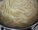 Foto del paso 4 de la receta: Niñitos envueltos en salsa con fideos