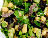 Foto del paso 2 de la receta: Ensalada de garbanzos, anchoas y aceitunas negras
