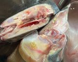 Hình bước làm 2 của món Canh Chua Đầu Cá Hú Nấu Lá Giang