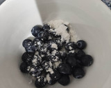 Foto del paso 4 de la receta: Tarta Fluida de Chocolate Blanco, Plátano y Arándanos con Base de Galletas y Helado de Violetas