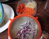 Foto del paso 2 de la receta: Tupper de ensalada con banderilla de pavo, mozzarella y pera