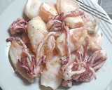 Foto del paso 4 de la receta: Chipirones y langostinos con sofrito de tomate