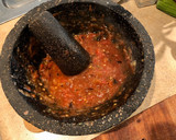 Foto del paso 4 de la receta: Salsa Asada de Chile Serrano (Molcajeteada)