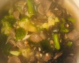 Foto langkah ke 4 dari resep Tumis Brokoli Bakso Jamur.