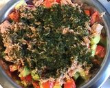 Une image de l'étape 6 de Salade de tomates et concombres au thon sauce algues et ciboulette.