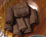 Foto langkah ke 5 dari resep Dadar gulung coklat isi vla susu (takaran sendok).