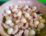 Hình bước làm 2 của món Thịt ba rọi kho trứng cút