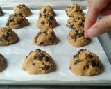 Foto langkah ke 4 dari resep Soft ChocoChips Cookies.