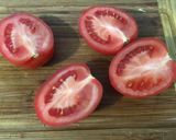 Une image de l'étape 1 de Tomates farcies au crabe, mayonnaise et aneth.