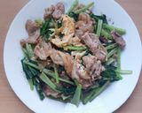 รูปขั้นตอนการทำที่ 3 ของ เส้นใหญ่ผัดซีอิ๊วหมูผักกวางตุ้งใส่ไข่