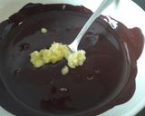 Foto del paso 2 de la receta: Chocolate negro al jengibre y lima con nueces de macadamia