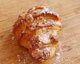 Foto del paso 5 de la receta Croissant de chocolate y almendras con crema de chocolate blanco