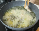 Foto langkah ke 3 dari resep Sayap Ayam Goreng dengan Oseng Bawang Devina Hermawan.