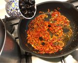 Foto del paso 4 de la receta: Coditos con pimiento caramelizado y aceitunas negras