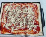 Foto del paso 11 de la receta: Pizza prosciutto con bordes rellenos de cheddar (masa en Thermomix)