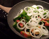 Foto del paso 4 de la receta: Ensalada templada de pasta farfalle rossa y salteado de verduras al wok