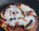 Foto del paso 4 de la receta: Pizza de champiñones y pimientos con masa de zanahoria y coliflor🍕🧀🍳🥕🍄‍🟫🫑
