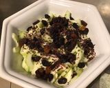 Une image de l'étape 4 de Salade de concombres marinés aux raisins et algues dulce.