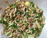 Foto langkah ke 4 dari resep Mie Goreng Ayam Kecap.