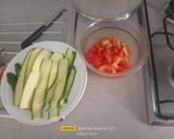 Foto del passaggio 1 della ricetta Spaghetti di Zucchine e Pomodorini e Erbe Aromatiche al Momento ci ho Pensato