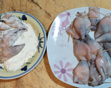 Foto del paso 6 de la receta: Chipirones en su tinta rellenos de langostinos