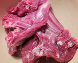 Foto del paso 2 de la receta: Cabrito en salsa de cebolla roja y ras el hanout