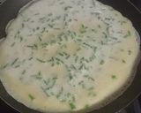 Foto del paso 3 de la receta: Panqueque de jamón y queso (masa con tallo de perejil 🌱 😁)