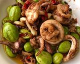 รูปขั้นตอนการทำที่ 2 ของ สะตอผัดกะปิหมึกไข่ (Stir fried stink beans with squid in shrimp paste sauce)