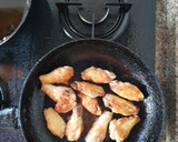 Foto del paso 2 de la receta: Alitas de pollo fritas con patatas panaderas🥔🧅🌶️🍖🍗