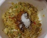 Foto langkah ke 7 dari resep Mie goreng sosis telur mumer.