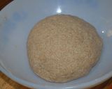 Foto del paso 2 de la receta: Bollitos de harina integral con queso y cantimpalo