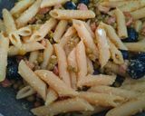 Foto del passaggio 2 della ricetta Penne con pancetta,olive nere e piselli❤️