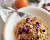 Foto del passaggio 10 della ricetta Spaghetti profumati all' arancia con violette eduli