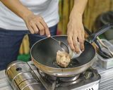 รูปขั้นตอนการทำที่ 4 ของ ข้าวผัดแกงเขียวหวาน ไก่ อาหารไทย เมนูผัด วิธีทำง่ายๆ