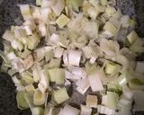Foto del paso 1 de la receta Quiche de puerros y gambas