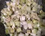 Foto del paso 1 de la receta: Quiche de puerros y gambas