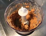 Une image de l'étape 4 de Sauce salade aux olives,piment doux et moutarde.