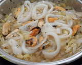 Foto del paso 5 de la receta: Calamares y mejillones con salsa de vino blanco