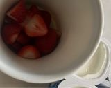 Foto del paso 2 de la receta: El yogur de fresas, por favor!!