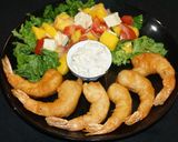 Foto del paso 10 de la receta: Camarones fritos con batido de cerveza y ensalada de mango con queso de cabra