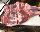Foto del paso 1 de la receta: Paletilla de cordero al horno con cabeza de ajos y patata al horno