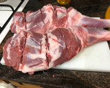Foto del paso 1 de la receta: Paletilla de cordero al horno con cabeza de ajos y patata al horno
