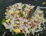 Foto langkah ke 5 dari resep Nasi Goreng Daun Jeruk.