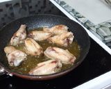 Foto del paso 4 de la receta Alitas de pollo fritas acompañadas de patatas con tomate